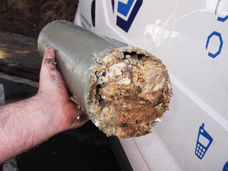 Explicación visual de la acción de PowerPipe dentro de una tubería